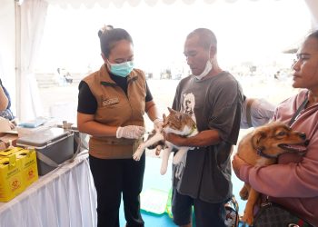 Petugas medis melakukan vaksinasi rabies pada hewan peliharaan milik warga saat kampanye rabies yang digelar Bhayangkari dalam rangka HKG ke-73 di Kabupaten Buleleng, Bali, Senin (29/9/2025). (Dok. Humas)