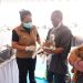Petugas medis melakukan vaksinasi rabies pada hewan peliharaan milik warga saat kampanye rabies yang digelar Bhayangkari dalam rangka HKG ke-73 di Kabupaten Buleleng, Bali, Senin (29/9/2025). (Dok. Humas)