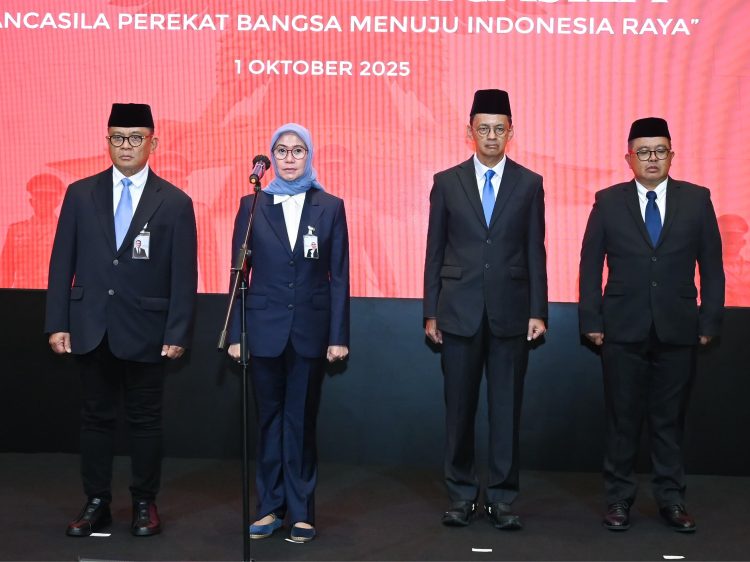 Plt. Direktur Utama Jasa Raharja Dewi Aryani Suzana bersama jajaran pimpinan mengikuti upacara peringatan Hari Kesaktian Pancasila 2025 di Jakarta, Rabu (1/10/2025). (Dok. Humas JR)