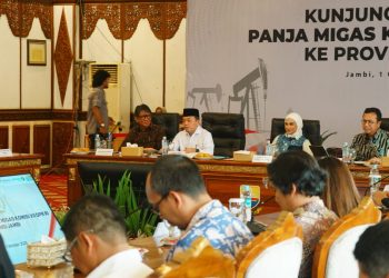 Gubernur Jambi Al Haris menerima kunjungan kerja Panja Migas Komisi VII DPR RI di Rumah Dinas Gubernur Jambi, Selasa (1/10/2025). (Dok. erit - Kominfo)