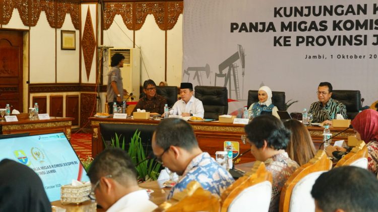 Gubernur Jambi Al Haris menerima kunjungan kerja Panja Migas Komisi VII DPR RI di Rumah Dinas Gubernur Jambi, Selasa (1/10/2025). (Dok. erit - Kominfo)