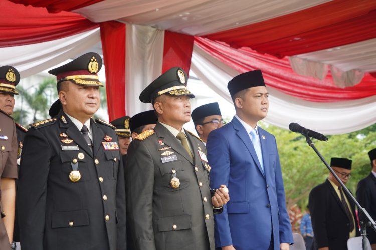 Danrem 042/Gapu Brigjen TNI Heri Purwanto bersama Kapolda Jambi dan Gubernur Jambi Al Haris memberikan penghormatan pada upacara peringatan Hari Kesaktian Pancasila di Lapangan Kantor Gubernur Jambi, Rabu (1/10/2025). (Dok. Nahar)