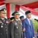 Danrem 042/Gapu Brigjen TNI Heri Purwanto bersama Kapolda Jambi dan Gubernur Jambi Al Haris memberikan penghormatan pada upacara peringatan Hari Kesaktian Pancasila di Lapangan Kantor Gubernur Jambi, Rabu (1/10/2025). (Dok. Nahar)