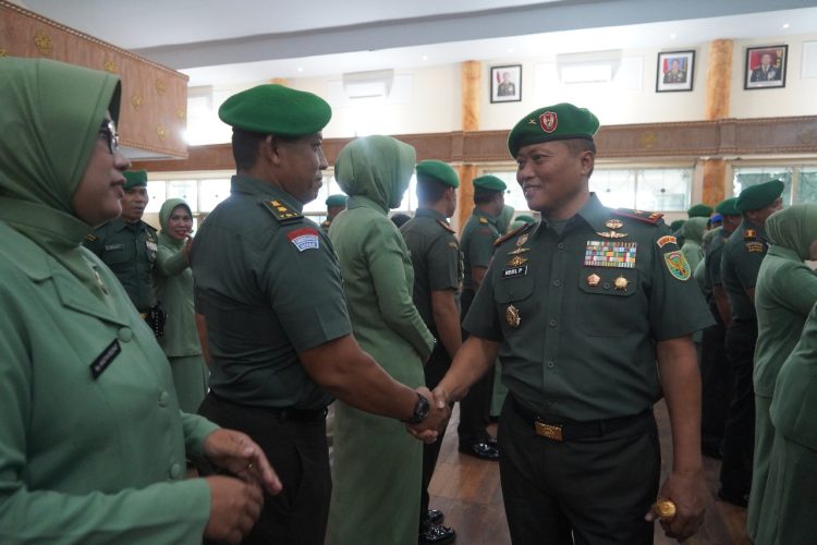 Danrem 042/Gapu Brigjen TNI Heri Purwanto berjabat tangan dengan salah satu perwira yang menerima kenaikan pangkat dalam acara laporan korp kenaikan pangkat di Aula Balai Prajurit Korem 042/Gapu, Jambi, Rabu (1/10/2025). (Dok. Humas)