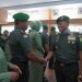 Danrem 042/Gapu Brigjen TNI Heri Purwanto berjabat tangan dengan salah satu perwira yang menerima kenaikan pangkat dalam acara laporan korp kenaikan pangkat di Aula Balai Prajurit Korem 042/Gapu, Jambi, Rabu (1/10/2025). (Dok. Humas)