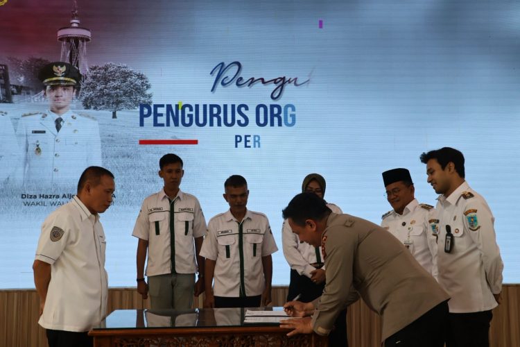 Kapolresta Jambi Kombes Pol Boy Sutan Binanga Siregar bersama Wali Kota Jambi Maulana menghadiri pengukuhan DPC Organda Kota Jambi di Griya Mayang, Rabu (1/10/2025). (Dok. Nahar)