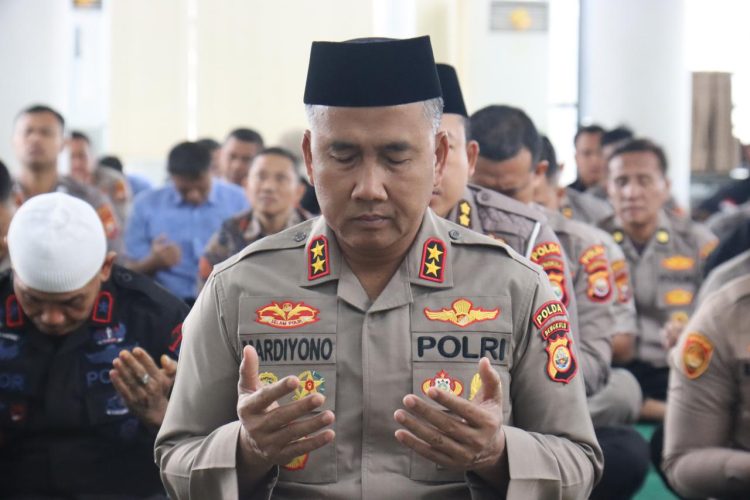 Kapolda Bengkulu Irjen Pol Mardiyono memimpin doa bersama dalam kegiatan Binrohtal lintas agama di Masjid Al-Amin Polda Bengkulu, Kamis (25/9/2025). (Dok. Yola)