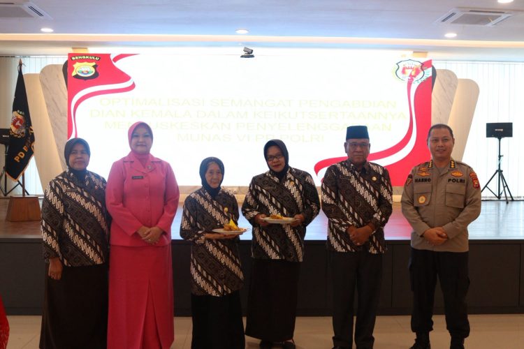 Karo SDM Polda Bengkulu Kombes Pol Sih Harno bersama Ketua PP Polri Daerah Bengkulu dan pengurus Dian Kemala saat peringatan HUT ke-26 Dian Kemala PP Polri di Aula Awaloedin Djamin Polda Bengkulu, Kamis (2/10/2025). (Dok. Yola)