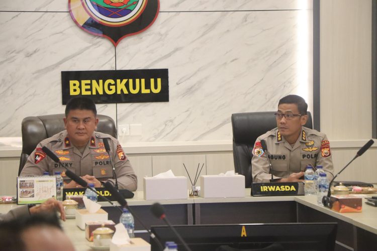 Wakapolda Bengkulu Brigjen Pol Dicky Sondani bersama Plt. Irwasda Polda Bengkulu Kombes Pol Agung Kurniawan saat mengikuti Forum Belajar Bersama bertema peningkatan kecerdasan emosional dan spiritual dalam transformasi kultural Polri, Kamis (2/10/2025). (Dok. Yol)