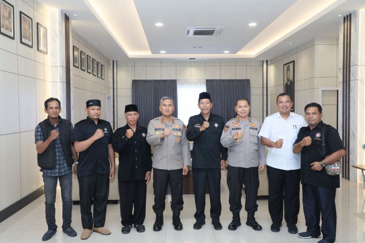 Kapolda Bengkulu Irjen Pol Mardiyono bersama jajaran Polda Bengkulu dan Pengurus PSHT Provinsi Bengkulu saat silaturahmi di ruang tamu Kapolda, Kamis (2/10/2025). (Dok. Yola)