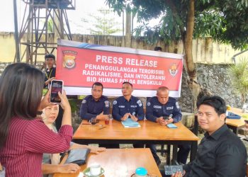 Plt Kasubbid Penmas Bidhumas Polda Bengkulu AKP B.A.S Sinaga bersama jajaran saat konferensi pers penanggulangan radikalisme, terorisme, dan intoleransi di Bengkulu, Kamis (2/10/2025). (Dok. Yola)
