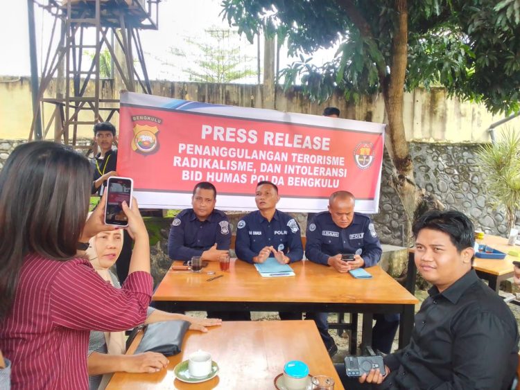 Plt Kasubbid Penmas Bidhumas Polda Bengkulu AKP B.A.S Sinaga bersama jajaran saat konferensi pers penanggulangan radikalisme, terorisme, dan intoleransi di Bengkulu, Kamis (2/10/2025). (Dok. Yola)