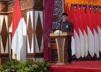 Sekda Provinsi Jambi Dr. H. Sudirman, SH, MH memberikan keterangan kepada wartawan usai melepas kontingen Korpri Jambi ke Pornas XVII 2025 di Auditorium Rumah Dinas Gubernur Jambi, Kamis (2/10/2025). (Dok. Stepanus)