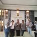 Kapolresta Jambi Kombes Pol Boy Siregar foto bersama pengurus Forum Jurnalis Pendidikan Jambi dan Markas Seniman Jambi usai audiensi di Mapolresta Jambi, Kamis (2/10/2025). (Dok. Nahar)
