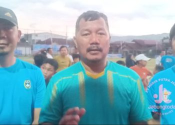 Bupati Kerinci Monadi sat diwawancarai usai membuka Turnamen Sepak Bola Bupati Cup 2025 di Lapangan Sigegar Bumi, Siulak Panjang, Kamis (2/10/2025). (Dok.  Diko)