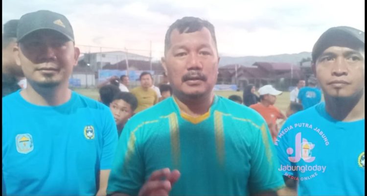 Bupati Kerinci Monadi sat diwawancarai usai membuka Turnamen Sepak Bola Bupati Cup 2025 di Lapangan Sigegar Bumi, Siulak Panjang, Kamis (2/10/2025). (Dok.  Diko)
