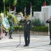 Kasipers Kasrem 042/Gapu Kolonel Arh Agus Setiawan memimpin upacara ziarah nasional dalam rangka HUT TNI ke-80 di Taman Makam Pahlawan Satria Bakti Jambi, Jumat (3/10/2025). (Dok. Nahar)
