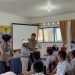 Personel Ditlantas Polda Bengkulu memberikan edukasi keselamatan berlalu lintas kepada siswa SDN 05 Kota Bengkulu melalui program Police Go To School, Jumat (3/10/2025). (Dok. Yola)
