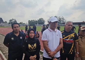 Ketua Umum KONI Jambi, AKBP (Purn) Mat Sanusi (bertopi putih), bersama Ketua Kontingen AS Budianto dan jajaran pelatih saat mendampingi persiapan atlet menuju PON Bela Diri 2025 di Kudus, Jawa Tengah. (Dok. Daus)