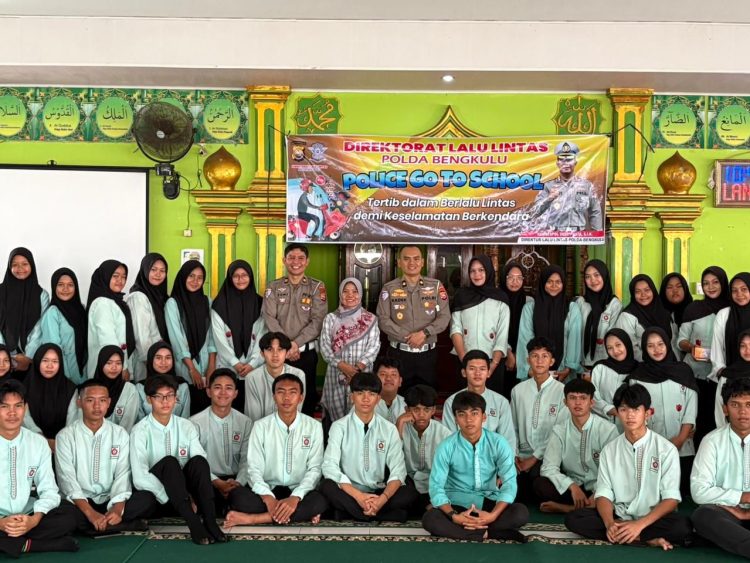 Personel Ditlantas Polda Bengkulu bersama siswa-siswi SMAN 4 Kota Bengkulu usai kegiatan Police Go To School pada Jumat (3/10/2025). (Dok. Yola)
