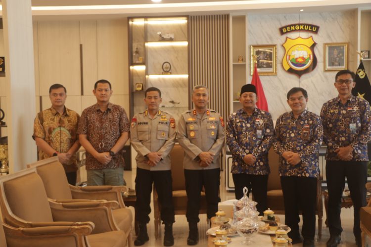 Kapolda Bengkulu Irjen Pol Mardiyono (tengah) berfoto bersama Kepala Perwakilan BPKP Provinsi Bengkulu Sugimulyo (ketiga dari kanan) beserta jajaran, usai melakukan audiensi di Mapolda Bengkulu, Jumat (3/10/2025). (Dok. Polda Bengkulu)