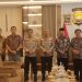 Kapolda Bengkulu Irjen Pol Mardiyono (tengah) berfoto bersama Kepala Perwakilan BPKP Provinsi Bengkulu Sugimulyo (ketiga dari kanan) beserta jajaran, usai melakukan audiensi di Mapolda Bengkulu, Jumat (3/10/2025). (Dok. Polda Bengkulu)