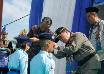 Gubernur Jambi Al Haris mengukuhkan siswa baru Angkatan XXXII SMAN Titian Teras H. Abdurrahman Sayoeti Tahun Pelajaran 2025/2026 di Pijoan, Kabupaten Muaro Jambi, Sabtu (4/10/2025). (Foto: Harun Al Rasyid/Diskominfo Provinsi Jambi)