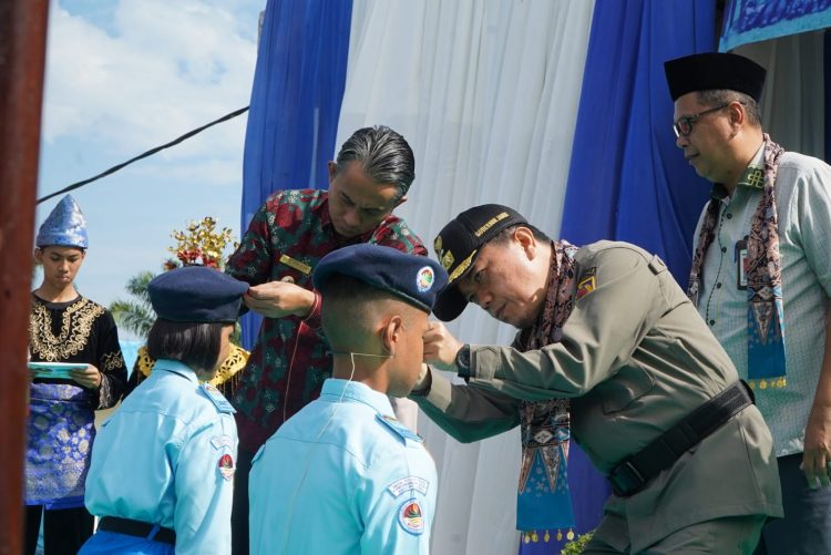 Gubernur Jambi Al Haris mengukuhkan siswa baru Angkatan XXXII SMAN Titian Teras H. Abdurrahman Sayoeti Tahun Pelajaran 2025/2026 di Pijoan, Kabupaten Muaro Jambi, Sabtu (4/10/2025). (Foto: Harun Al Rasyid/Diskominfo Provinsi Jambi)