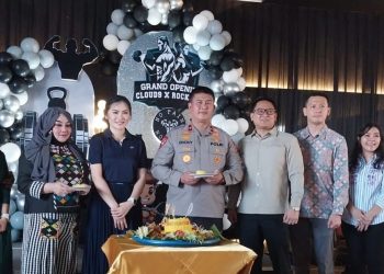 Wakapolda Bengkulu Brigjen Pol Dicky Socani bersama Direktur Utama Yodan Land Group Yosia Yodan dan tamu undangan menghadiri grand opening CLOUD9 × ROCK GMY di Kraving Rock Gym, Kota Bengkulu, Sabtu (4/10/2025). (Foto: Yola)