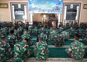 Prajurit Korem 042/Garuda Putih mengikuti doa bersama di Masjid At-Taqwa, Makorem 042/Gapu, Jambi, Jumat (4/10/2025). (Foto: Penrem 042/Gapu)
