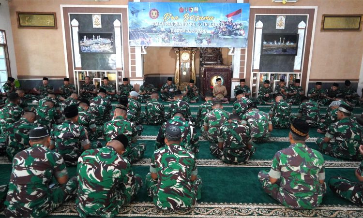 Prajurit Korem 042/Garuda Putih mengikuti doa bersama di Masjid At-Taqwa, Makorem 042/Gapu, Jambi, Jumat (4/10/2025). (Foto: Penrem 042/Gapu)