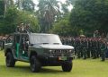 Irdam XX/Tuanku Imam Bonjol Brigjen TNI Heri Susanto memimpin Upacara HUT ke-80 TNI di Lapangan Kantor Gubernur Jambi, Minggu (5/10/2025). Upacara berlangsung khidmat dengan diikuti prajurit TNI-Polri, ASN, dan perwakilan masyarakat. (Foto: Nahar)
