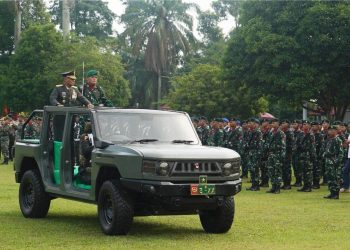 Irdam XX/Tuanku Imam Bonjol Brigjen TNI Heri Susanto memimpin Upacara HUT ke-80 TNI di Lapangan Kantor Gubernur Jambi, Minggu (5/10/2025). Upacara berlangsung khidmat dengan diikuti prajurit TNI-Polri, ASN, dan perwakilan masyarakat. (Foto: Nahar)
