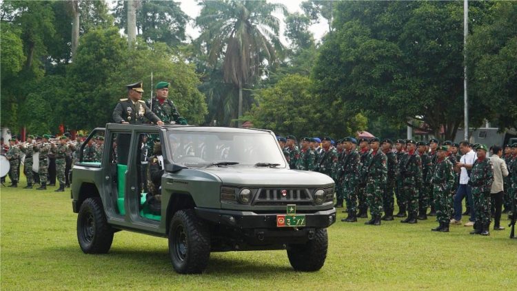 Irdam XX/Tuanku Imam Bonjol Brigjen TNI Heri Susanto memimpin Upacara HUT ke-80 TNI di Lapangan Kantor Gubernur Jambi, Minggu (5/10/2025). Upacara berlangsung khidmat dengan diikuti prajurit TNI-Polri, ASN, dan perwakilan masyarakat. (Foto: Nahar)