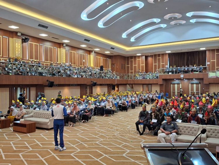 Ribuan mahasiswa mengikuti seminar keselamatan berkendara bertajuk “Di Jalan Fokus, Kuliah Mulus” yang digelar PT Astra Honda Motor (AHM) bersama Jasa Raharja di salah satu kampus di Indonesia, September 2025. (Dok. Sinsen)