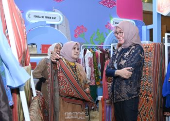 Plt. Direktur Utama Jasa Raharja, Dewi Aryani Suzana (kanan), berbincang dengan pelaku UMKM binaan saat meninjau stan pameran di ajang INACRAFT 2025 di Jakarta Convention Center (JCC), Minggu (5/10/2025). (Dok. Humas JR Jambi)