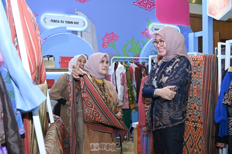 Plt. Direktur Utama Jasa Raharja, Dewi Aryani Suzana (kanan), berbincang dengan pelaku UMKM binaan saat meninjau stan pameran di ajang INACRAFT 2025 di Jakarta Convention Center (JCC), Minggu (5/10/2025). (Dok. Humas JR Jambi)