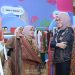 Plt. Direktur Utama Jasa Raharja, Dewi Aryani Suzana (kanan), berbincang dengan pelaku UMKM binaan saat meninjau stan pameran di ajang INACRAFT 2025 di Jakarta Convention Center (JCC), Minggu (5/10/2025). (Dok. Humas JR Jambi)