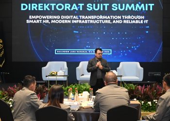 Direktur SDM dan Umum PT Jasa Raharja, Rubi Handojo, memberikan sambutan pada pembukaan Direktorat SUIT Summit 2025 di Ballroom Kantor Pusat Jasa Raharja, Jakarta, Kamis (2/10/2025). (Dok. Humas JR)