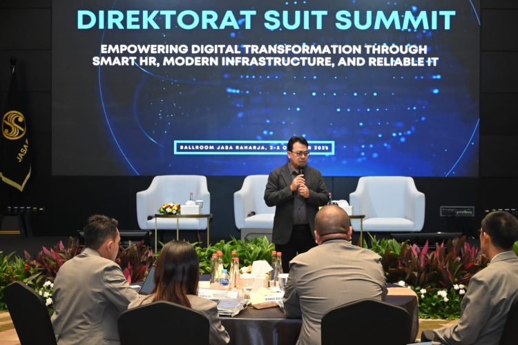 Direktur SDM dan Umum PT Jasa Raharja, Rubi Handojo, memberikan sambutan pada pembukaan Direktorat SUIT Summit 2025 di Ballroom Kantor Pusat Jasa Raharja, Jakarta, Kamis (2/10/2025). (Dok. Humas JR)