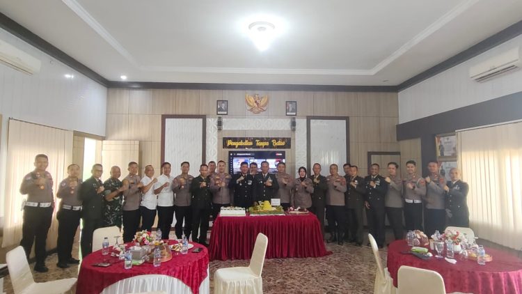 Personel Polresta Jambi, Polres Muaro Jambi, dan Polres Batanghari memberikan kejutan kepada jajaran Kodim 0415/Jambi dengan membawa tumpeng dan kue ulang tahun dalam rangka peringatan HUT ke-80 TNI, Minggu (5/10/2025). (Dok. Nahar)