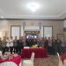 Personel Polresta Jambi, Polres Muaro Jambi, dan Polres Batanghari memberikan kejutan kepada jajaran Kodim 0415/Jambi dengan membawa tumpeng dan kue ulang tahun dalam rangka peringatan HUT ke-80 TNI, Minggu (5/10/2025). (Dok. Nahar)