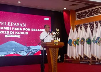 Ketua KONI Provinsi Jambi, Mat Sanusi menyampaikan sambutan pada pelepasan kontingen Jambi untuk berlaga di PON Beladiri II Tahun 2025 di Kudus, Jawa Tengah, Senin (6/10/2025). (Dok. Humas Koni)