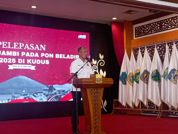 Ketua KONI Provinsi Jambi, Mat Sanusi menyampaikan sambutan pada pelepasan kontingen Jambi untuk berlaga di PON Beladiri II Tahun 2025 di Kudus, Jawa Tengah, Senin (6/10/2025). (Dok. Humas Koni)