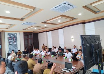 Kasat Lantas Polresta Jambi, AKP Hadi Siswanto bersama jajaran Forkopimda menghadiri rapat pembahasan penanganan antrean solar subsidi di Ruang Rapat Wali Kota Jambi, Senin (6/10/2025). (Dok. Nahar)