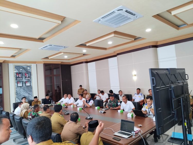 Kasat Lantas Polresta Jambi, AKP Hadi Siswanto bersama jajaran Forkopimda menghadiri rapat pembahasan penanganan antrean solar subsidi di Ruang Rapat Wali Kota Jambi, Senin (6/10/2025). (Dok. Nahar)