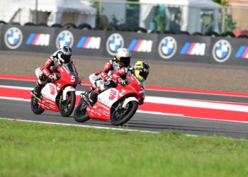 Dua pebalap muda binaan Astra Honda Motor bersaing ketat di lintasan Sirkuit Pertamina Mandalika pada putaran kelima Idemitsu Asia Talent Cup (IATC) 2025, Sabtu (4/10/2025). (Dok. Sinsen)