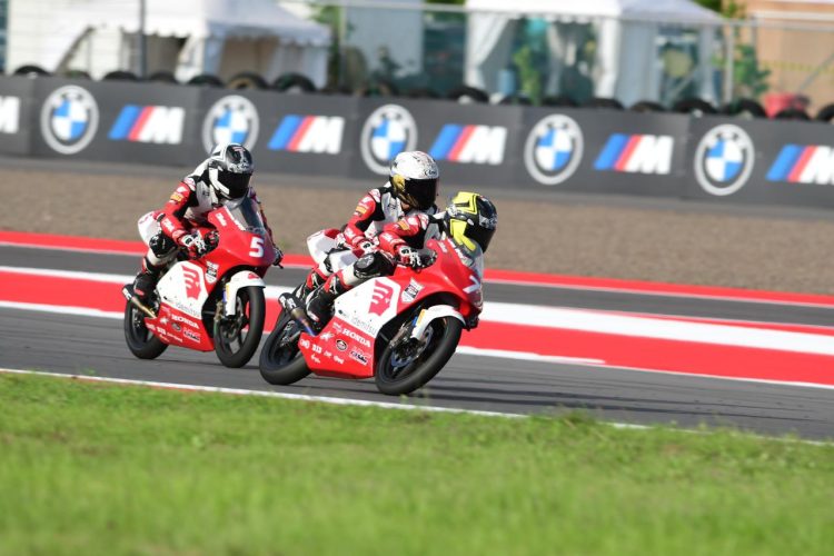 Dua pebalap muda binaan Astra Honda Motor bersaing ketat di lintasan Sirkuit Pertamina Mandalika pada putaran kelima Idemitsu Asia Talent Cup (IATC) 2025, Sabtu (4/10/2025). (Dok. Sinsen)