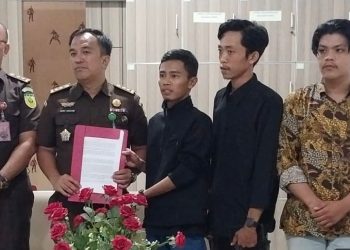 Perwakilan Kejati Bengkulu menerima pernyataan sikap Aliansi Pemuda Indonesia (API) terkait desakan pengusutan dugaan suap penerimaan karyawan Bank Bengkulu dan kasus lahan tol, Senin (6/10/2025). (Dok. Yola)
