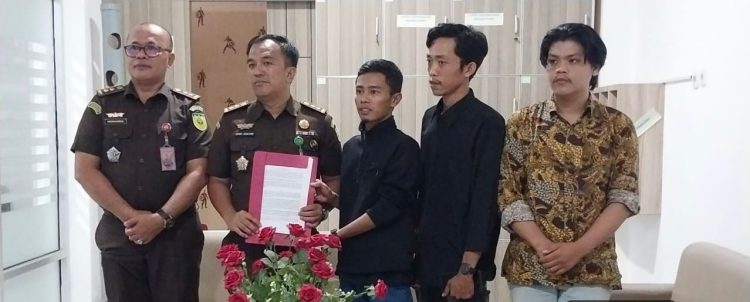 Perwakilan Kejati Bengkulu menerima pernyataan sikap Aliansi Pemuda Indonesia (API) terkait desakan pengusutan dugaan suap penerimaan karyawan Bank Bengkulu dan kasus lahan tol, Senin (6/10/2025). (Dok. Yola)